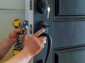 locksmith changing door lock